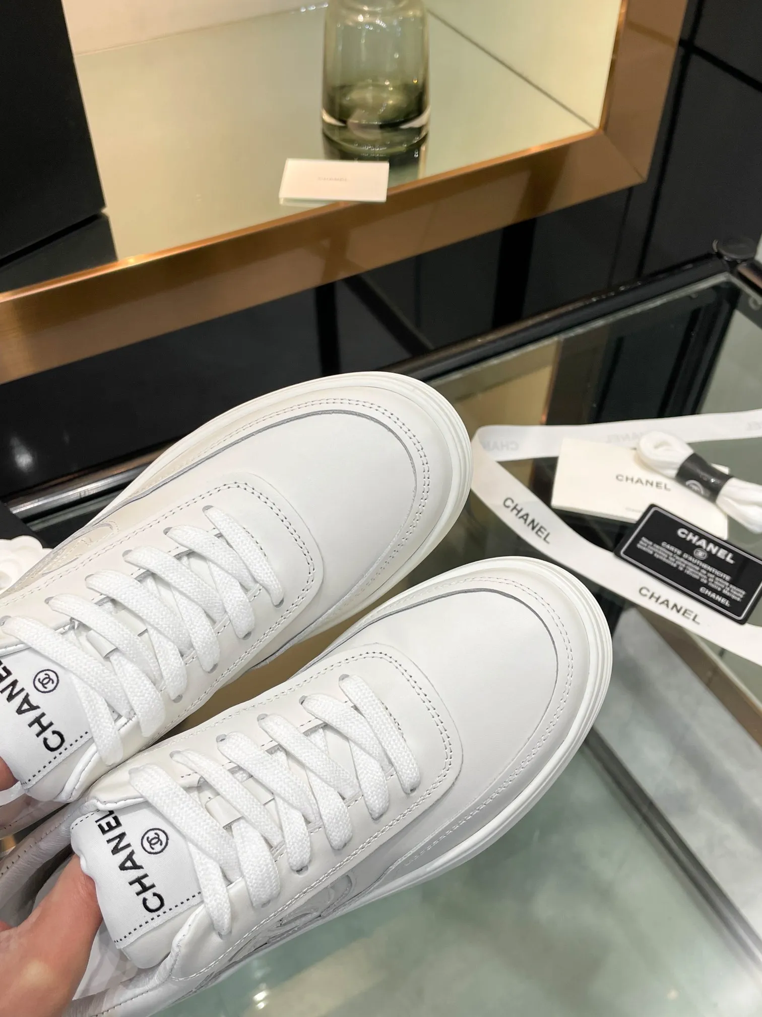 👟👟Ex-factory price 520👟👟Chanel Chanel 25SF latest model full leather panda color white shoes casual sports shoes skateboard shoes original purchase and development production Xiaoxiang C Home Another super popular item in the counter, loved by Internet celebrity bloggers and sisters, and various praises on social platforms. It is very popular, has a high texture, is breathable and super spring and summer. Seeing this issue always arouses the inner desire of girls for fashion. The latest suede material, classic black and white color, full of fashionable feeling on the feet, easy to care for. Fabric: Original customized imported cowhide material. Lining: Customized soft sheepskin lining. Sole: Original molded TPU non-slip outsole. Bottom thickness: 2.5CM. Size: Women's size 35-40 (custom-made sizes 40 are non-refundable)